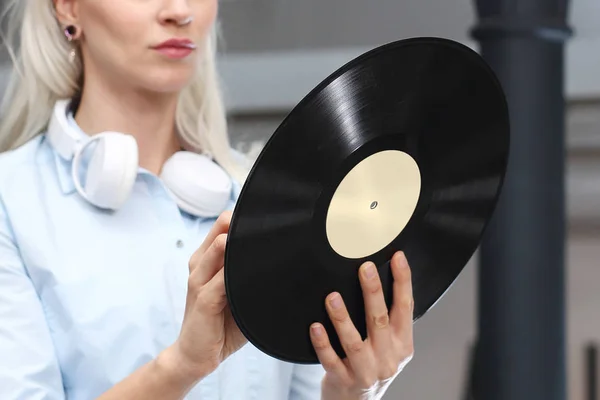 Vinyl Record Stijlvolle Jongedame Houden Een Vinylplaat — Stockfoto