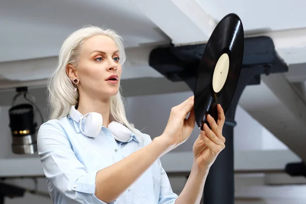 Vinil Kayıtlar Bir Vinil Kaydı Tutan Genç Şık Kadın — Stok fotoğraf