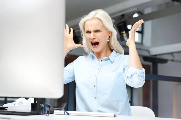 Nerven Und Wut Arbeitsplatz Wütende Junge Frau Ist Bei Der — Stockfoto
