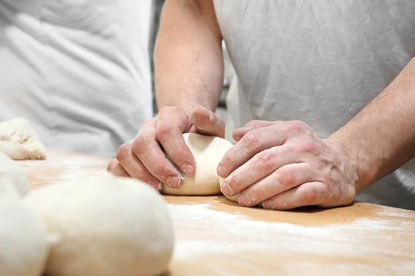 Des Confiseries Homme Pétrit Pâte — Photo