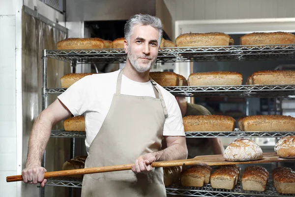 Baker Trabaja Panadería Panadero Panadería Saca Pan Fresco Del Horno — Foto de Stock