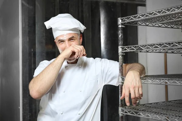 Baker Smiling Cocinero Feliz Lleva Saco Harina — Foto de Stock