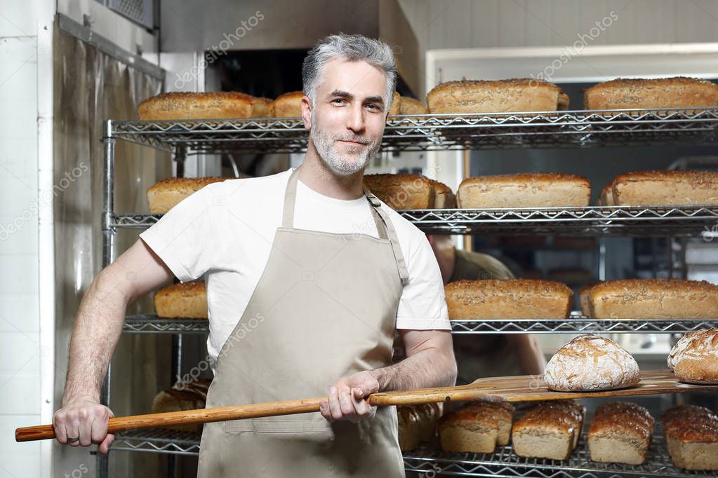 Baker Working Bakery Baker Bakery Takes Out Fresh Bread Oven — Stock