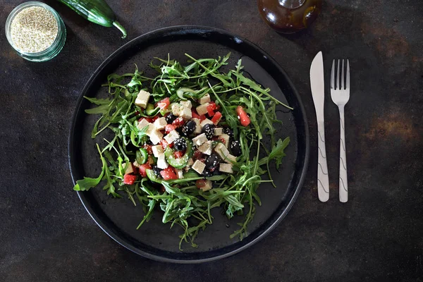 Sağlıklı Salata Siyah Tabakta Roket Salata Karpuz Soya Peyniri Siyah — Stok fotoğraf