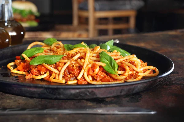 Neapolitan Spaghetti Tomatoes Basil — Stock Photo, Image