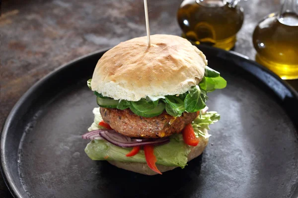 Veganer Burger Mit Gemüseschnitzel Brötchen Mit Gemüseschnitzel Und Gemüse Auf — Stockfoto