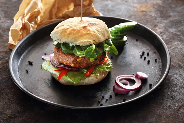 Veganer Burger Brötchen Mit Gemüseschnitzel Und Gemüse Auf Einem Schwarzen — Stockfoto