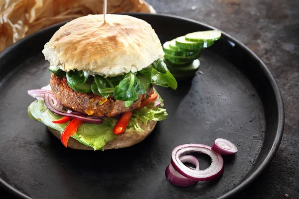 Vegetarischer Burger Mit Linsenschnitzel Brötchen Mit Gemüseschnitzel Und Gemüse Auf — Stockfoto