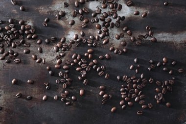 Kavrulmuş kahve. Karanlık bir arka plan üzerine kahve taneleri.