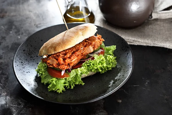 Sandwich Mit Gemüse Leckeres Sandwich Mit Brötchen Dazu Gegrillter Salat — Stockfoto