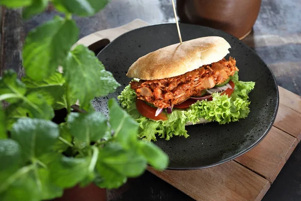 Vegetarische Ciabatta Mit Gegrilltem Gemüseschnitzel Leckeres Sandwich Mit Brötchen Dazu — Stockfoto