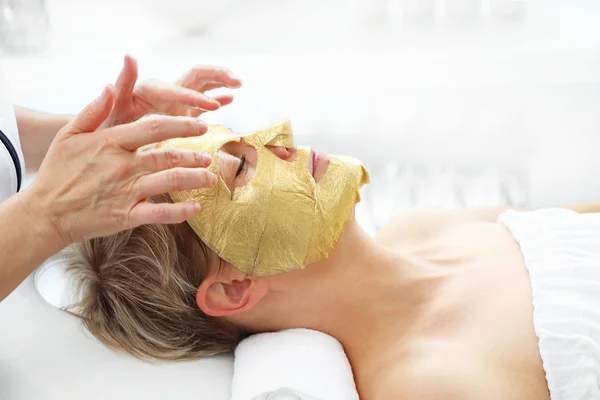 Gold Cosmetic Mask Beautician Applies Gold Mask Woman Face Beautician — Stock Photo, Image