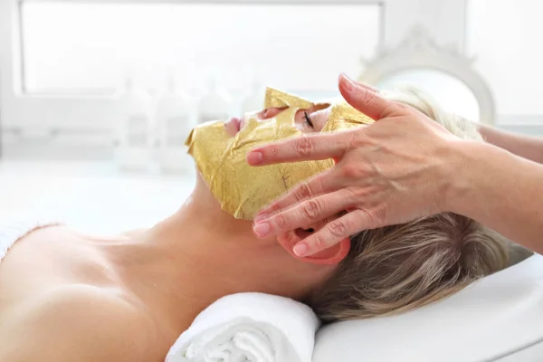 Collagen Cosmetic Mask Gold Care Treatment Beauty Salon Beautician Applies — Stock Photo, Image