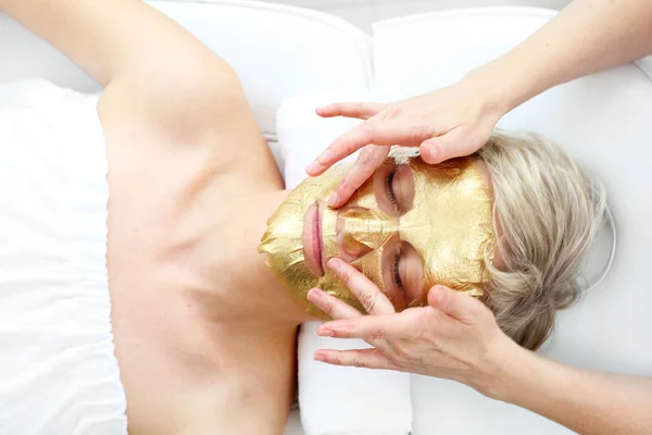 Gold Mask Fabric Wrinkle Mask Woman Beauty Salon Beautician Applies — Stock Photo, Image