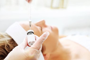 İğne mezoterapisi. Kozmetik enjeksiyonu. Estetik cerrahi için estetik tıp kliniğindeki kadın.