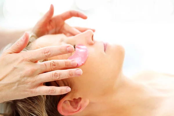 Détendez Vous Dans Salon Beauté Esthéticienne Effectue Massage Facial Femme — Photo