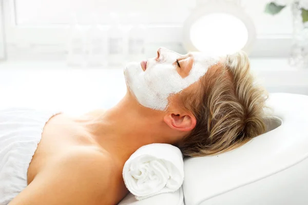 Zilverkleurig Cosmetisch Masker Schoonheidsspecialiste Brengt Een Masker Aan Het Gezicht — Stockfoto