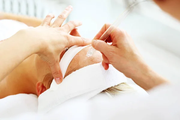 氧化处理 水剥脱 美容师对妇女的面部皮肤进行氧合处理 护理治疗 皮肤清洁 — 图库照片