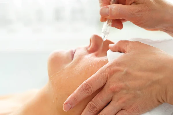 氧气氧合反应 美容师对妇女的面部皮肤进行氧合处理 护理治疗 皮肤清洁 — 图库照片