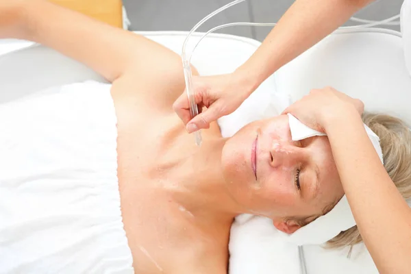 酸素ボンベだ滑らかな首と裂傷 美容師は ネックラインの肌と女性の首に酸素吸着治療を行います 皮膚の浄化 — ストック写真