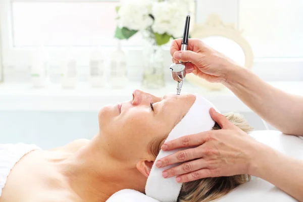 氧气输注 氧气生物输注过程 美容师对妇女的皮肤进行氧气输注治疗 护理治疗 皮肤清洁 — 图库照片