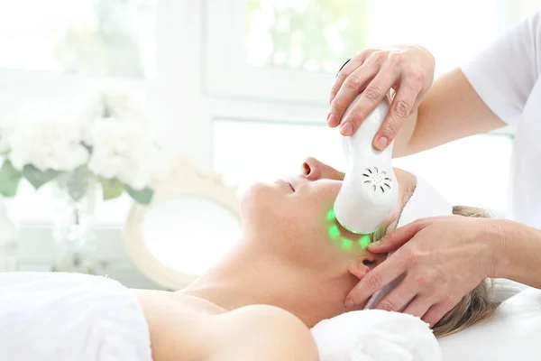 Massaggio Facciale Ultrasuoni Fototerapia Leggera Massaggio Facciale Ultrasuoni Con Terapia — Foto Stock