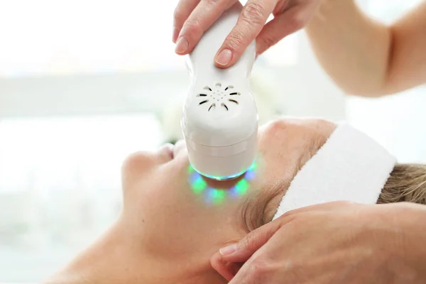 Massage Facial Photonique Par Ultrasons Massage Facial Par Ultrasons Utilisant — Photo
