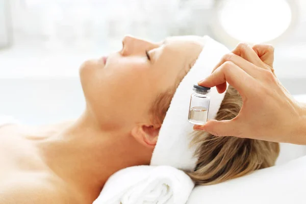 Care Treatment Beauty Salon Beautician Applies Cosmetic Preparation Ampoule — Stock Photo, Image