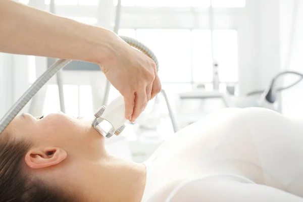 Gesichtslifting. eine verjüngende kosmetische Behandlung in der Klinik für ästhetische Medizin. — Stockfoto