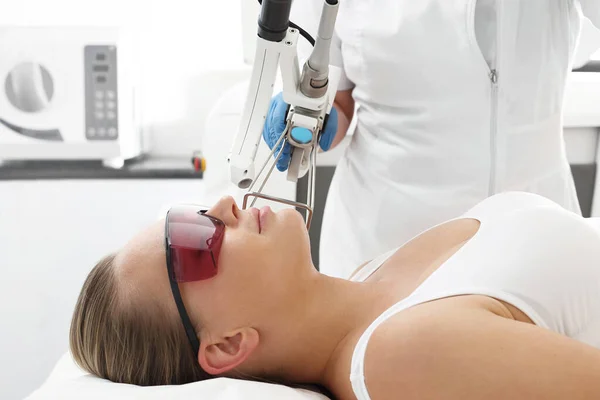 Laseransiktslyftning. Anti-aging behandling med laser. Kosmetisk klinik — Stockfoto