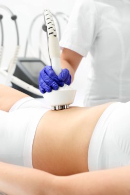 Göbek sıkılaştırma ve şekillendirme, şekli zayıflatma. Özel bir kafa kullanılarak karın bölgesinin inceltilmesi.