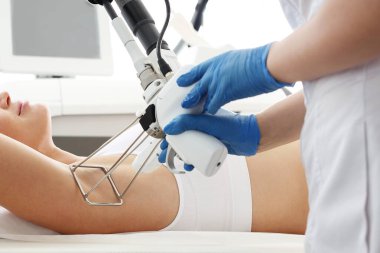 Lazer tüy aldırma. Lazer tüy çıkarma sırasında kozmetik kliniğindeki kadın.