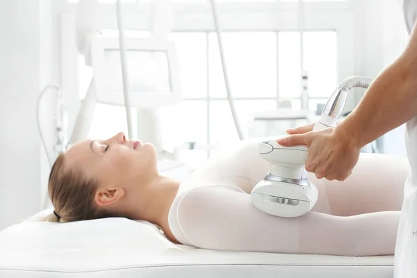 Massagem linfática. Tratamento de emagrecimento, corpo firmando em braços e mãos — Fotografia de Stock