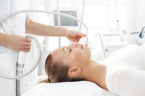 Omhoog. Gezichtsheffen. Een verjongende cosmetische zorg behandeling in esthetische geneeskunde kliniek. — Stockfoto