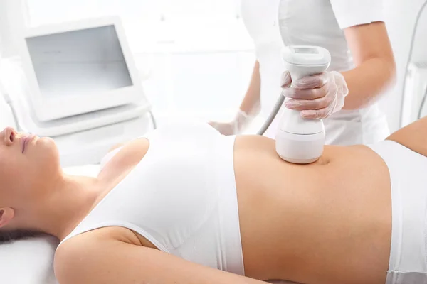 肚子痛。 美容师化妆品诊所里的一名妇女，在对腹部皮肤进行严格的按摩时. — 图库照片
