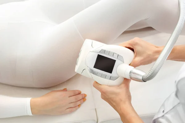 Massagem a vácuo, endermologia. Modelagem e tratamento de firmeza eliminando a celulite — Fotografia de Stock