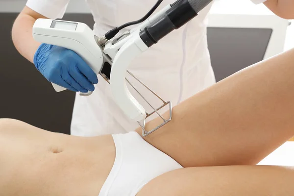Laser-Haarentfernung. eine Frau in einer kosmetischen Klinik während einer Laser-Haarentfernung im Bikini-Bereich — Stockfoto
