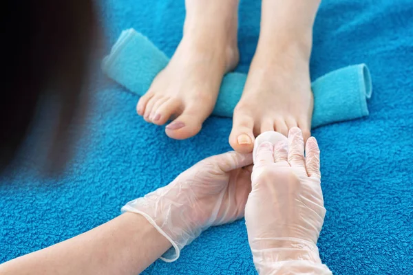 Pedicure Salonie Piękności Mycie Lakieru Paznokciach Kosmetyczka Wykonuje Zabieg Pedicure — Zdjęcie stockowe