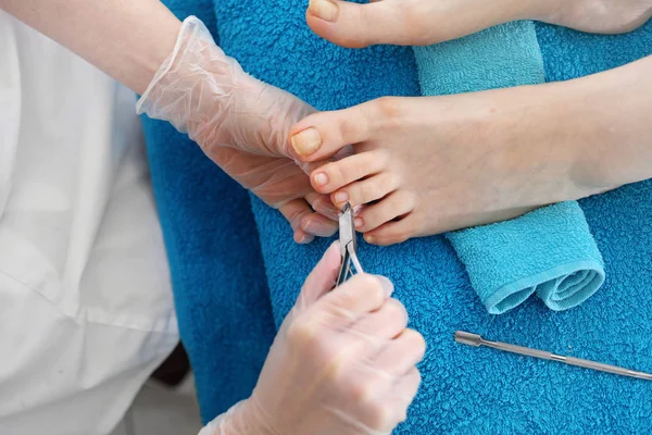 Pedicura Mujer Durante Una Pedicura Salón Belleza Cortar Las Uñas — Foto de Stock