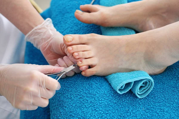 Pedicure Vrouw Tijdens Een Pedicure Schoonheidssalon Teennagels Knippen Vrouwenvoeten Tijdens — Stockfoto