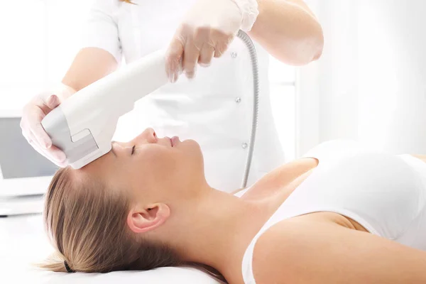 Levantamiento facial. Un tratamiento cosmético rejuvenecedor en la clínica de medicina estética . —  Fotos de Stock
