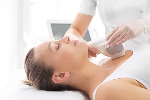 Neckline lifting. A rejuvenating cosmetic care treatment in aesthetic medicine clinic. — Stock Photo, Image