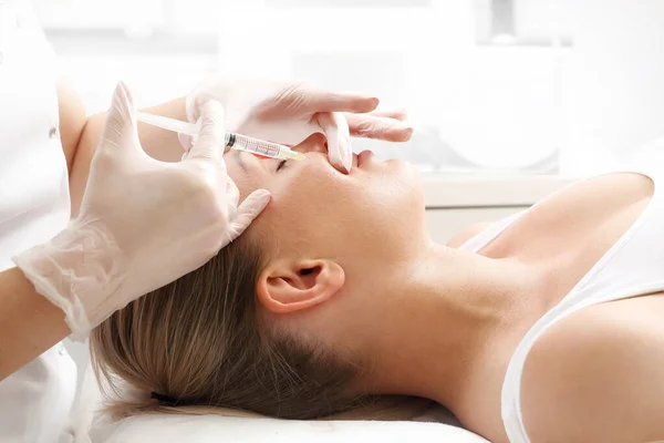 Needle mesotherapy. Rejuvenating treatment, wrinkle and skin injection. — Stock Photo, Image