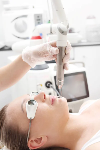 Laser wrinkle removal. Smooth, rejuvenated facial skin. Laser therapy — Stock Photo, Image