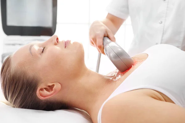 Thermoliften van de huid. Een verjongende cosmetische zorg behandeling in esthetische geneeskunde kliniek. — Stockfoto