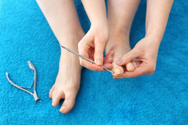 Pedicure Caseiro Cortando Cutículas Mulher Cuida Dos Pés Mulher Está — Fotografia de Stock