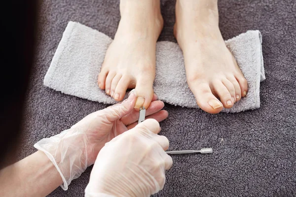 Pedicure Voetverzorging Vrouwelijke Voeten Tijdens Een Pedicure Een Schoonheidssalon Schoonheidsspecialiste — Stockfoto