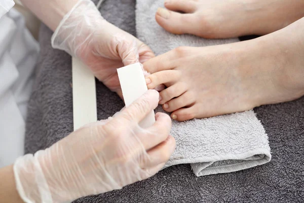 Πριόνισμα Νυχιών Γυναικεία Πόδια Κατά Διάρκεια Πεντικιούρ Ινστιτούτο Αισθητικής Αισθητικός — Φωτογραφία Αρχείου