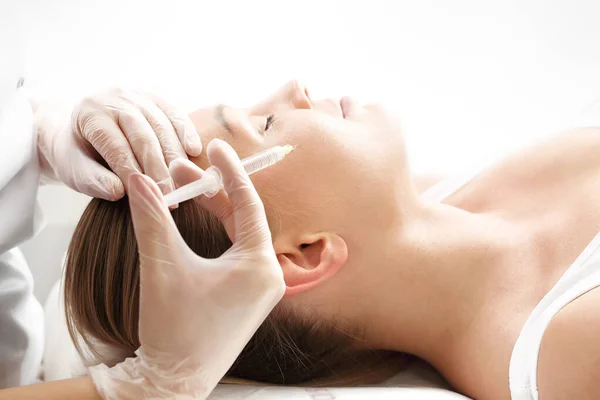 Mesotherapy, needle mesotherapy. Rejuvenating treatment, wrinkle and skin injection. — Stock Photo, Image