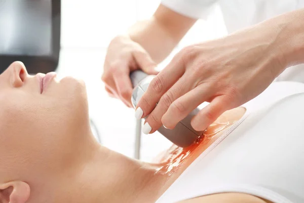 Termolifting da pele. Um tratamento cosmético rejuvenescedor na clínica de medicina estética . — Fotografia de Stock